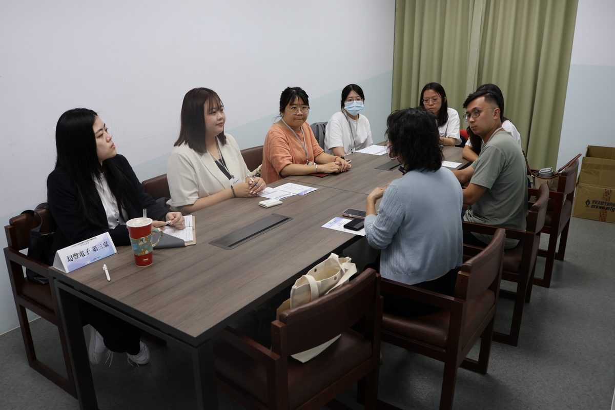 學校與企業分桌洽談(另開新視窗/jpg檔)圖片
