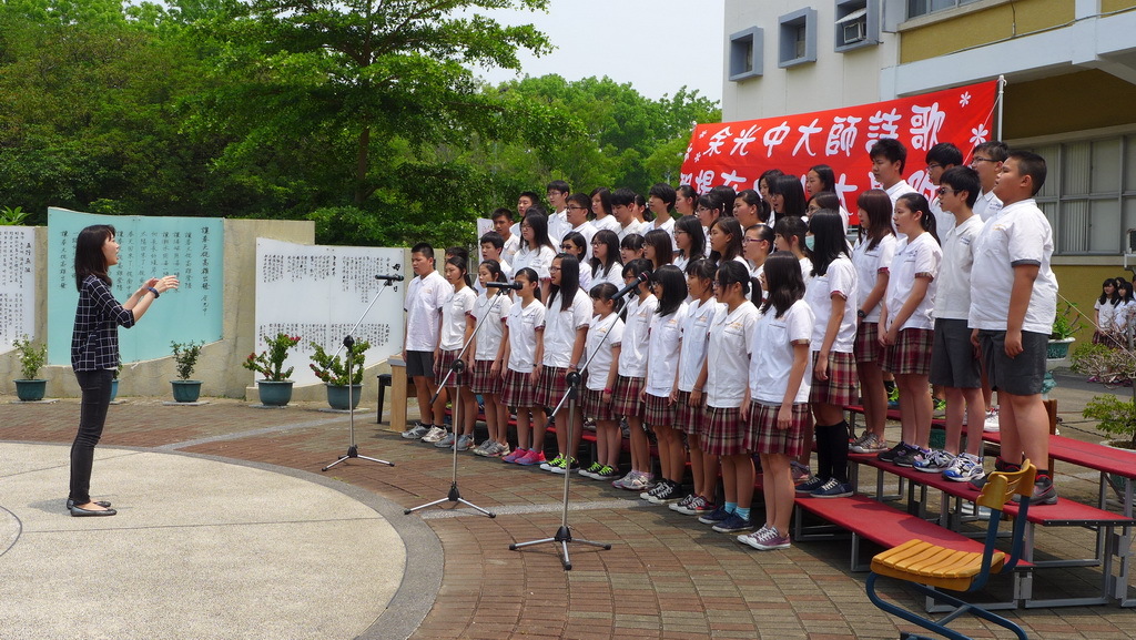 學生表演(另開新視窗/jpg檔)圖片