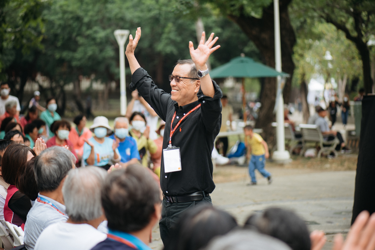 中山大學西灣學院院長蔡敦浩率領實踐研究團隊推動「前草創創生活節」，期與當地共同打造「前草品牌」。(另開新視窗/jpg檔)圖片