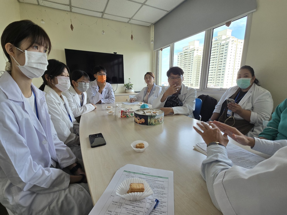 學生於胡志民市醫藥大學附設醫院展開內外科臨床觀察，分組進入消化內科與胸腔外科學習(另開新視窗/jpg檔)圖片