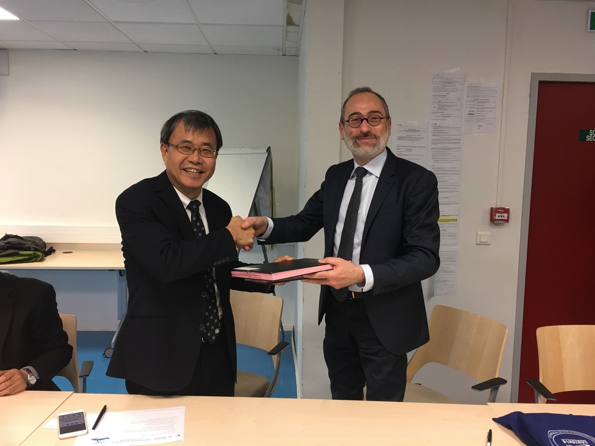 鄭英耀校長與馬賽中央理工學院校長Director Frédéric Fotiadu簽署兩校合作協議(另開新視窗/jpg檔)圖片