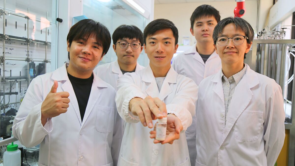 中山大學化學系副教授廖軒宏與林渝亞（右1）團隊化身大廚，掌握了「一鍋燉煮料理」的製藥技巧，大幅提升新型藥物合成效率，並開創前所未見的化合物結構。(另開新視窗/jpg檔)圖片