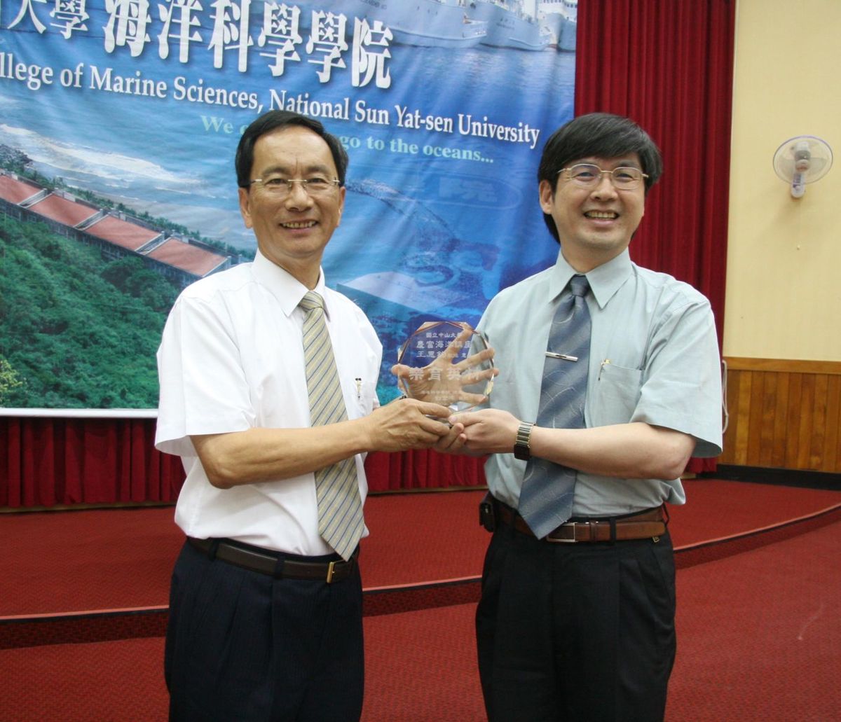 中山大學海科院院長劉金源(右)頒贈感謝狀予中研院副院長王惠鈞(另開新視窗/jpg檔)圖片