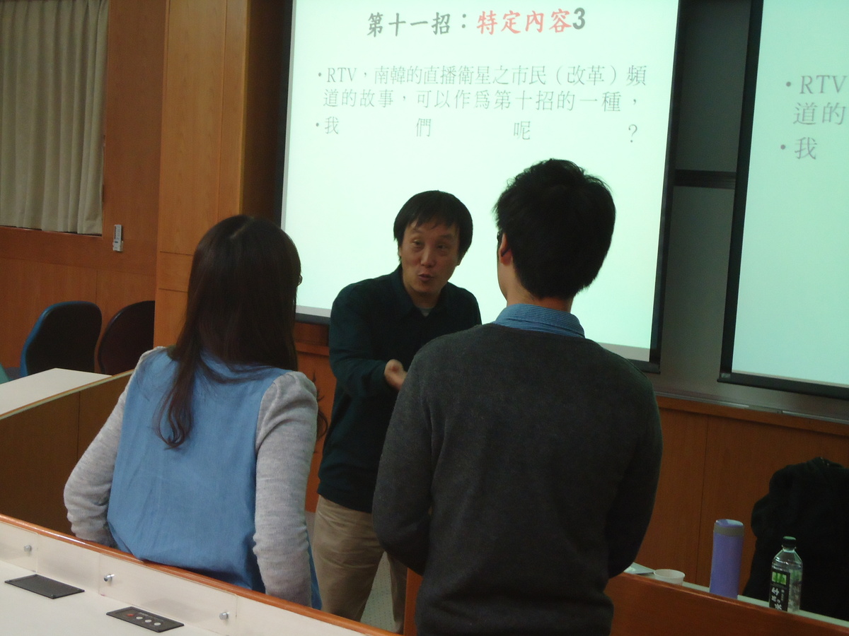 樂於與學生討論的馮教授(另開新視窗/jpg檔)圖片