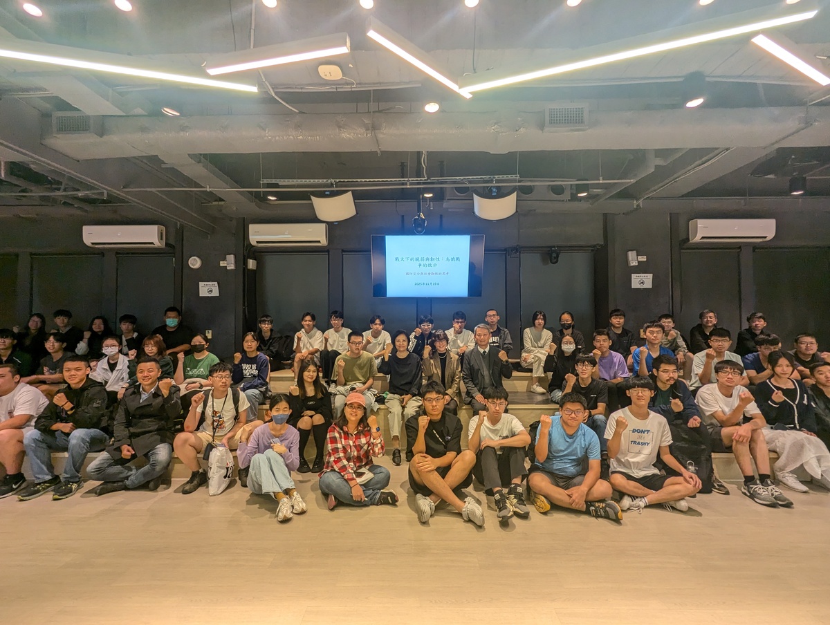 全民國防系列講座參與師生合影(另開新視窗/jpg檔)圖片