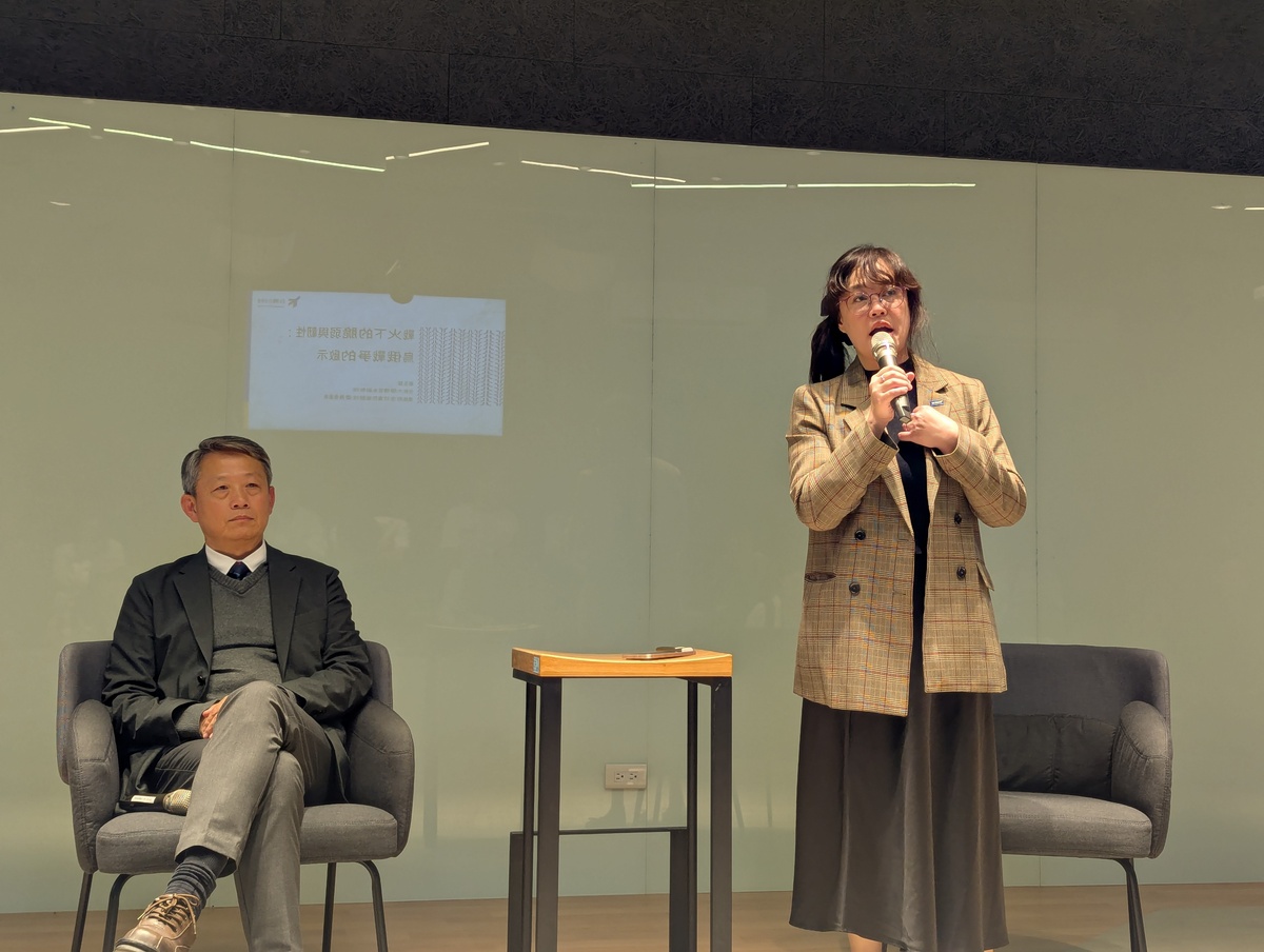 劉玉皙教授（右）與談(另開新視窗/jpg檔)圖片