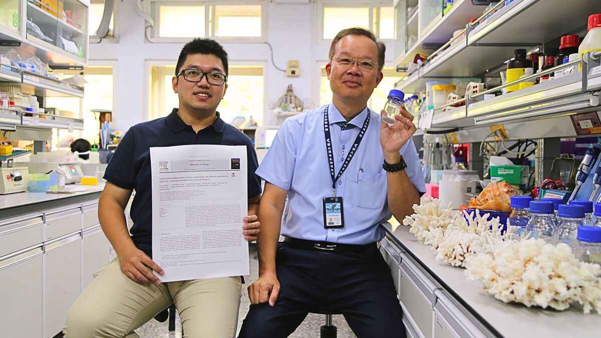 中山大學海洋生物科技暨資源學系特聘教授溫志宏（右）與生技醫藥研究所博士生張瓏（左）。(另開新視窗/jpg檔)圖片