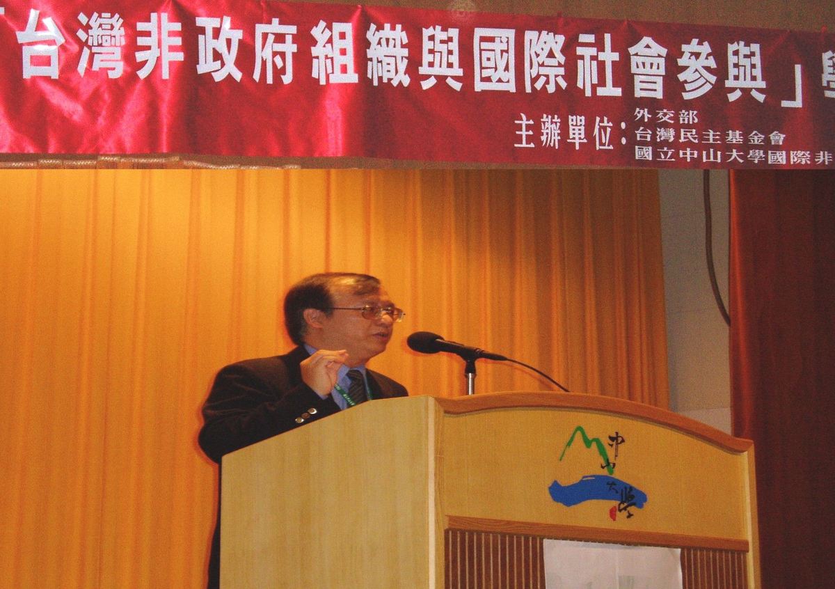 大陸所林德昌所長表示台灣非政府組織（NGOs）本著人道關懷的立場，近年來也實際參與了許多國際事務，這些成就也是值得肯定的。(另開新視窗/jpg檔)圖片