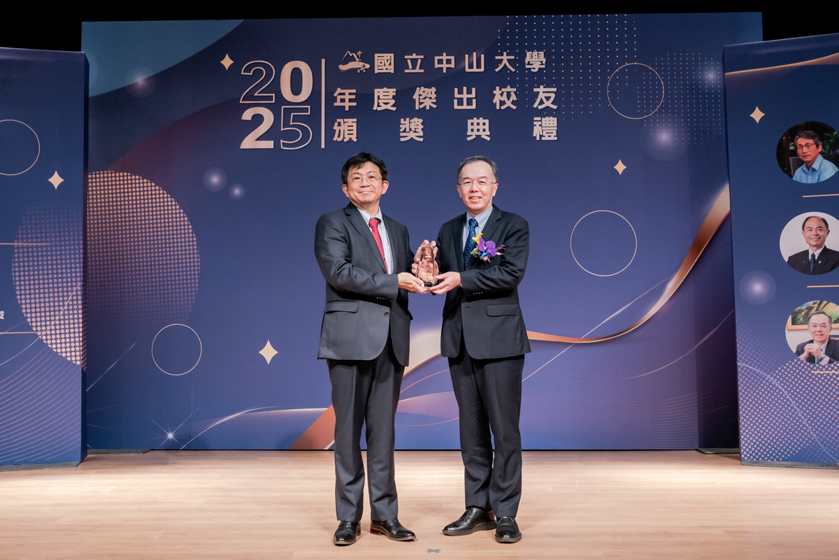 第一金控方螢基總經理（右）獲選為114學年度工商類傑出校友，由李志鵬校長代表頒發。(另開新視窗/jpg檔)圖片