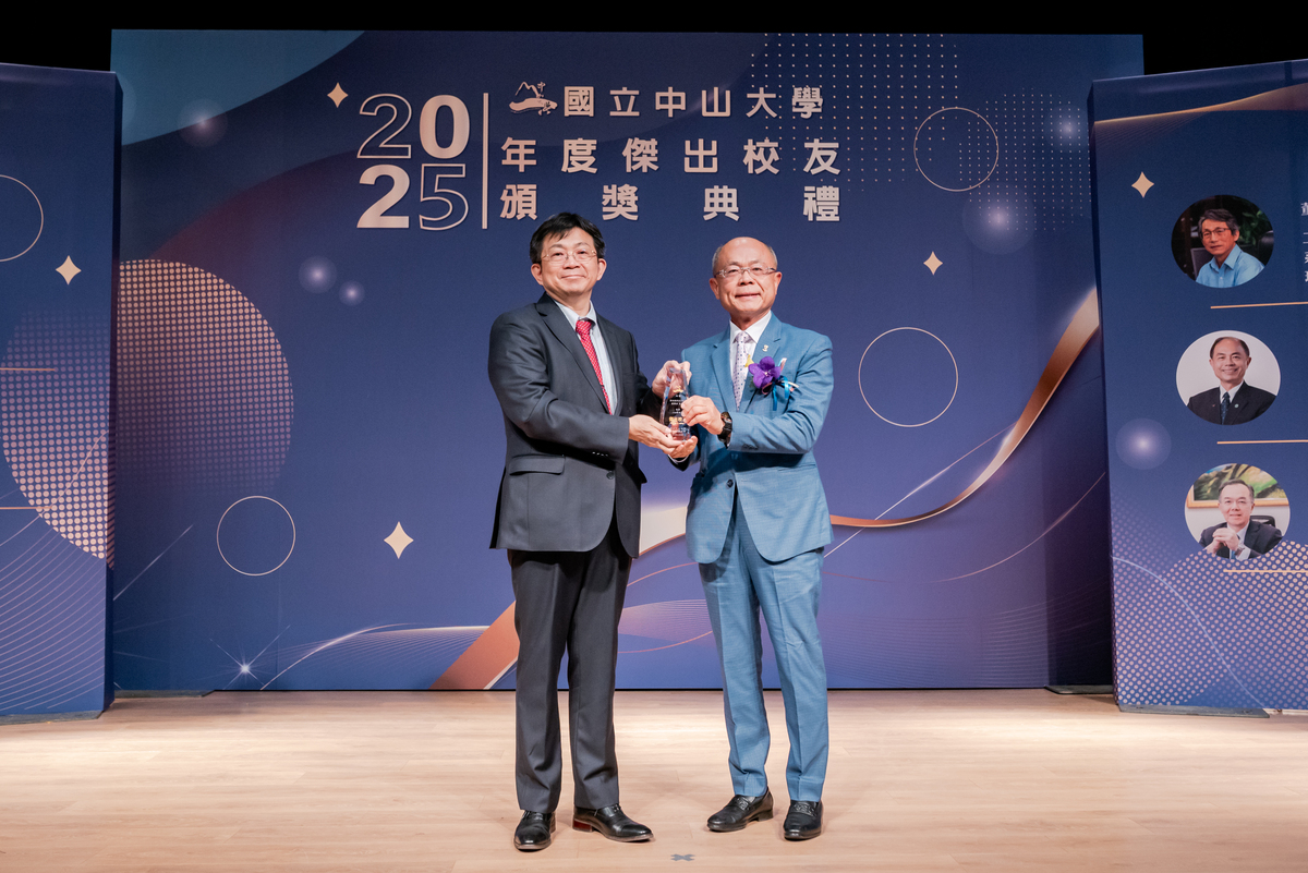 富住通商用不動產莊明昇董事長（右）獲選為114學年度工商類傑出校友，由李志鵬校長代表頒發。(另開新視窗/jpg檔)圖片