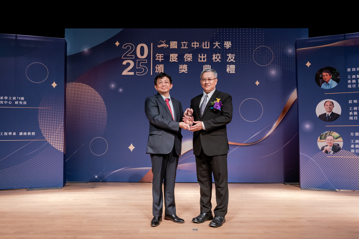 中央研究院環境變遷研究中心何東垣研究員（右）獲選為114學年度學術研究類傑出校友，由李志鵬校長代表頒發。(另開新視窗/jpg檔)圖片