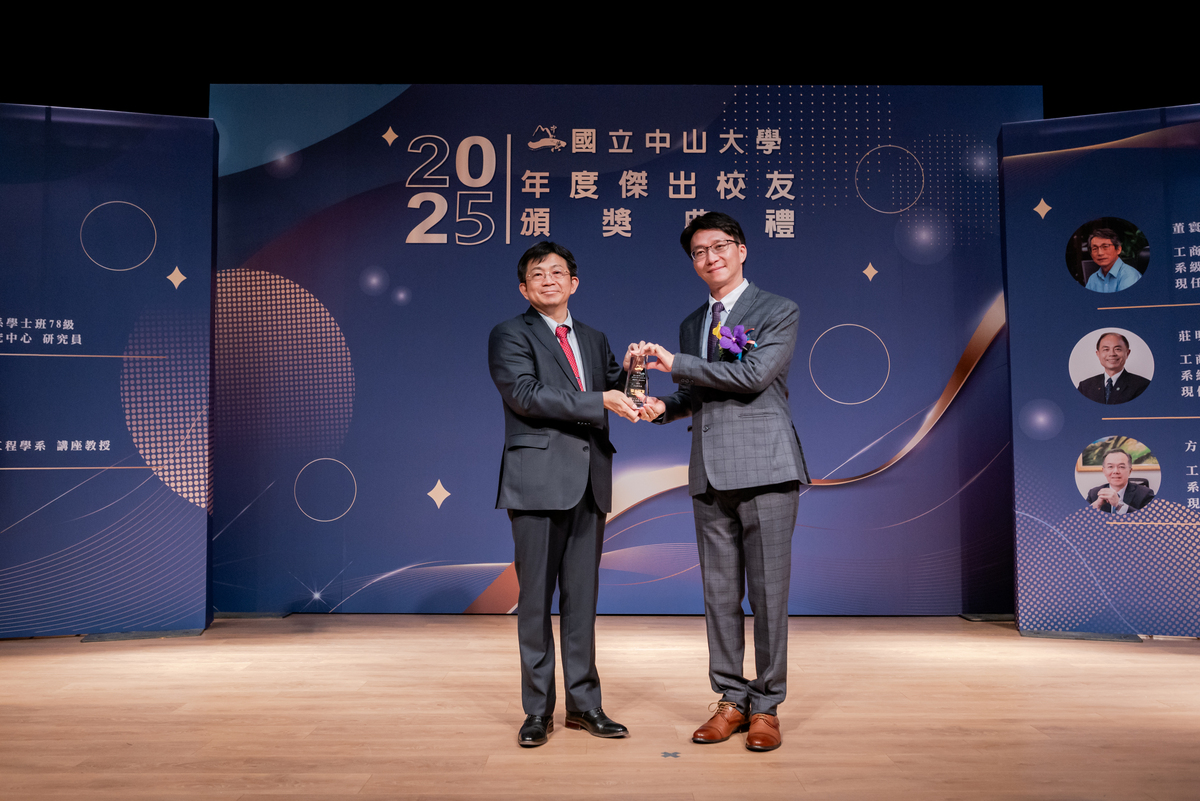 國立清華大學材料科學工程學系闕郁倫講座教授（右）獲選為114學年度學術研究類傑出校友，由李志鵬校長代表頒發。(另開新視窗/jpg檔)圖片