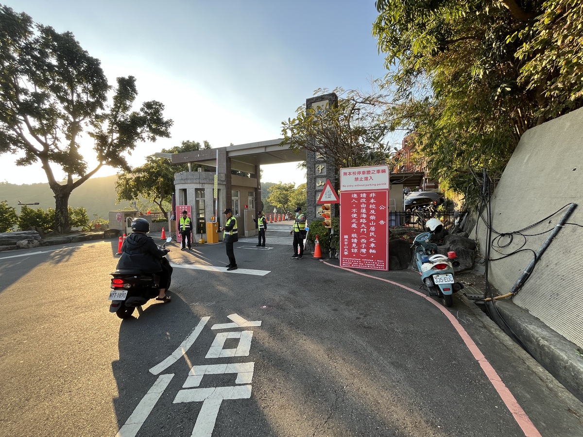 自114年7月起，校內蓮海路與柴山大路納入公眾通行道路管理，適用《道路交通管理處罰條例》，並配合警方攔檢與科技執法，提升用路安全。(另開新視窗/jpg檔)圖片