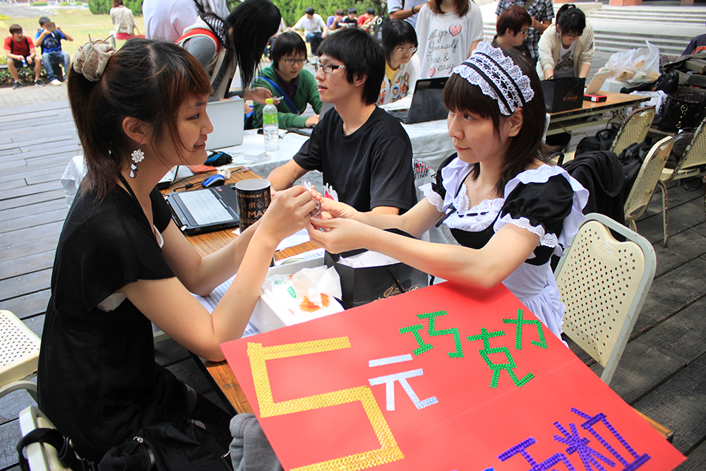 可愛的女僕收銀員令消費者動心(另開新視窗/jpg檔)圖片