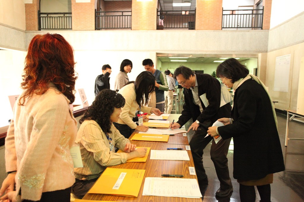 核對身分領取選票(另開新視窗/jpg檔)圖片