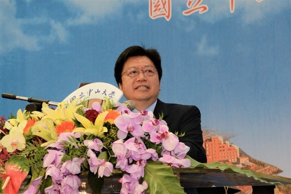 校友呂宗憲執行長為上午場貴賓，他鼓勵畢業生「畢業才是學習的開始，要不斷學習」。(另開新視窗/jpg檔)圖片