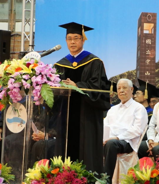 鄭英耀校長當眾宣布提撥校務基金一億元作為創新創業基金。(另開新視窗/jpg檔)圖片
