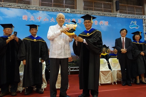 中山大學畢業典禮 李登輝致詞獲贈獼卡卡(另開新視窗/jpg檔)圖片