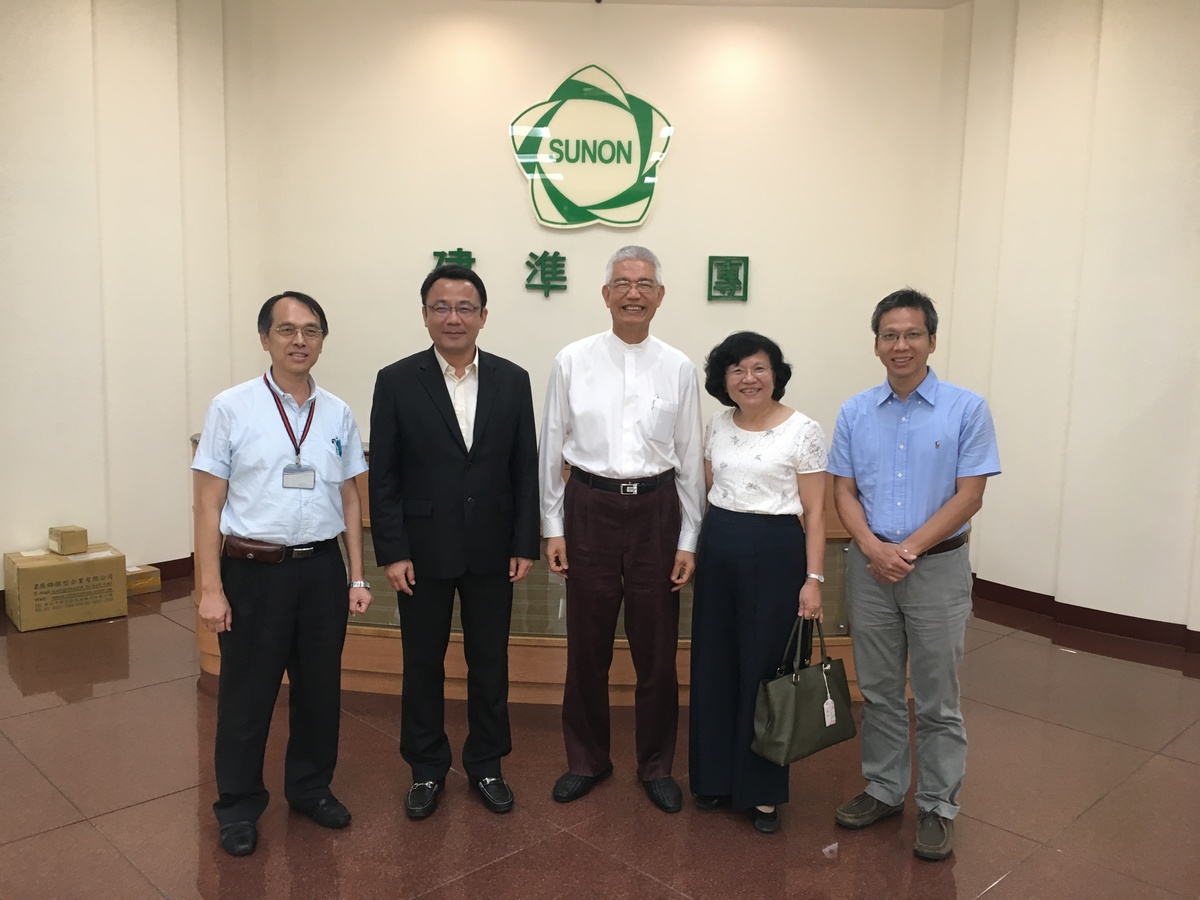 中山大學副校長蔡秀芬(右二)、副校長黃義佑(左二)與校友服務中心主任吳基逞(右一)拜訪建準電機董事長洪銀樹(中)(另開新視窗/jpg檔)圖片