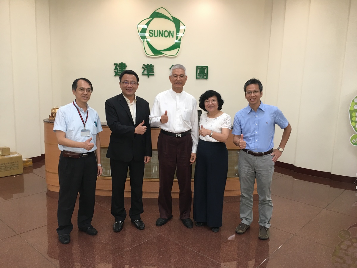 中山大學副校長蔡秀芬(右二)、副校長黃義佑(左二)與校友服務中心主任吳基逞(右一)拜訪建準電機董事長洪銀樹(中)(另開新視窗/jpg檔)圖片