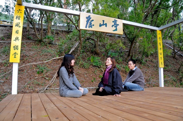 怡然席地(另開新視窗/jpg檔)圖片