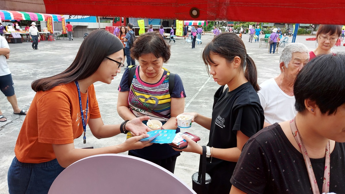 民眾只要透過拍照打卡、填問卷、至指定攤位消費，就可以獲得相應獎勵，包含時分券、餐券、摸彩券等，再用時分券換取服務。(另開新視窗/jpg檔)圖片