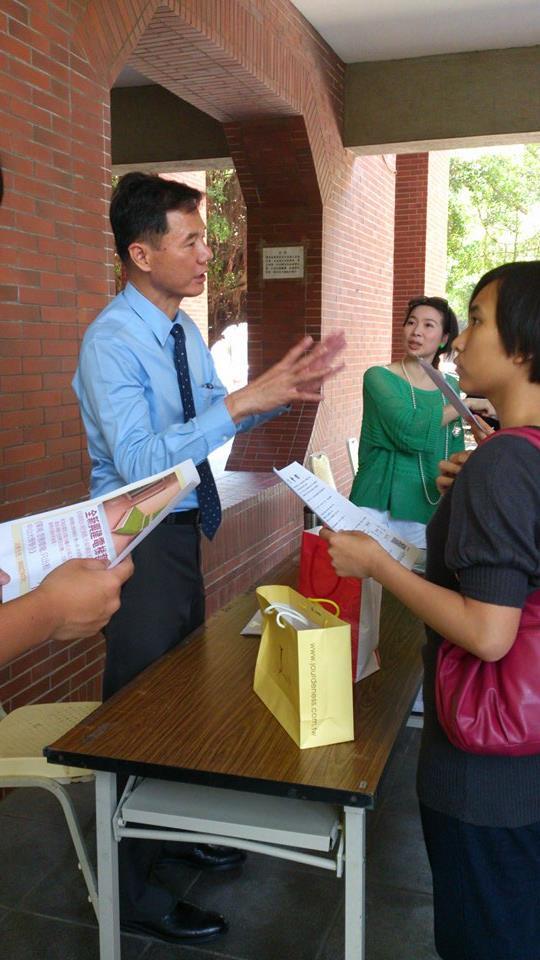 參展房東向同學詳細解說屋況(另開新視窗/jpg檔)圖片