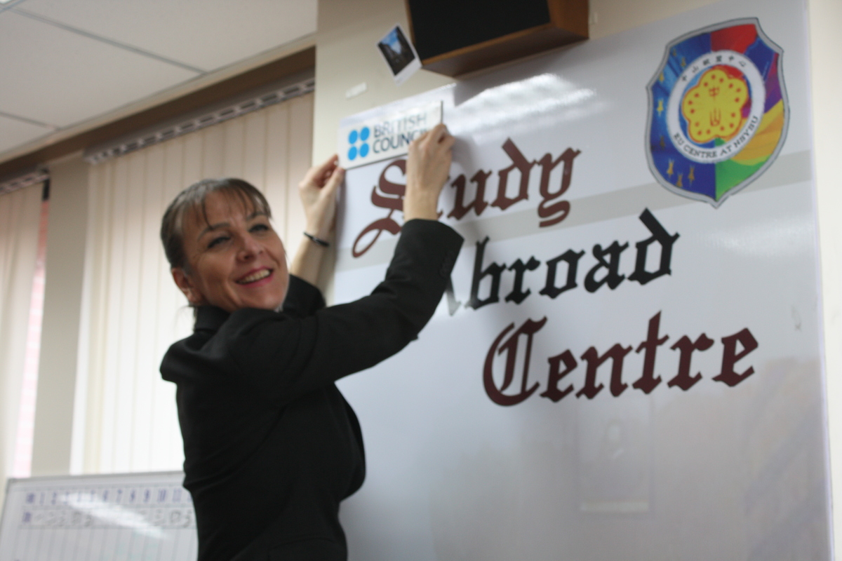 英國文化協會處長英國文化協會字樣掛上study abroad centre(另開新視窗/jpg檔)圖片