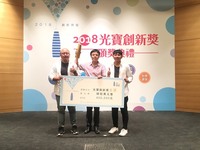 左起光電系博士生曾衡逸、特聘教授林宗賢及博士生李承璋。(另開新視窗/jpg檔)圖片