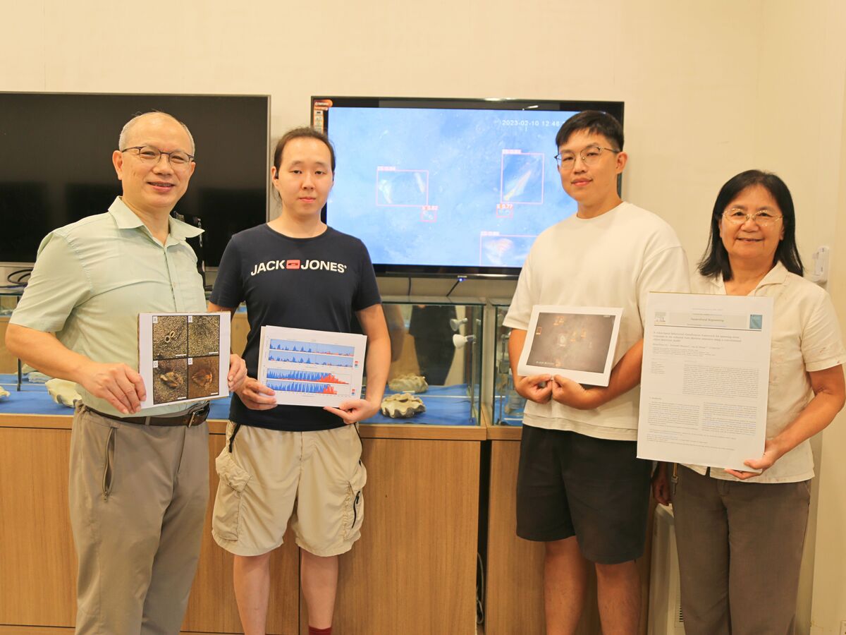 中山大學海科系博士生徐聖翔（右2）及教授劉莉蓮（右1），攜手資工系博士生慕艾力（左2）及教授黃英哲（左1）(另開新視窗/jpg檔)圖片