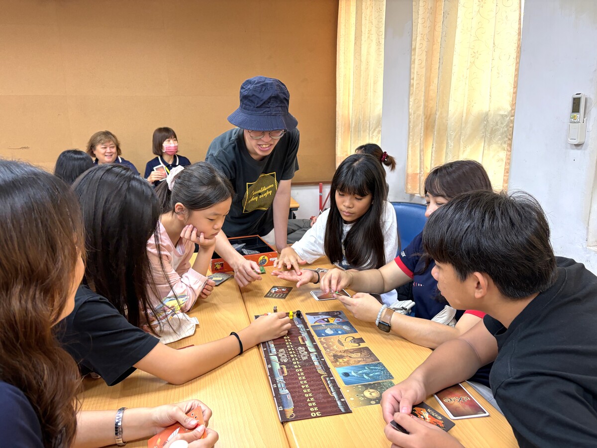 圓夢團隊帶領員工及眷屬進行桌遊體驗，透過遊戲互動認識家庭與心靈健康議題。(另開新視窗/jpg檔)圖片