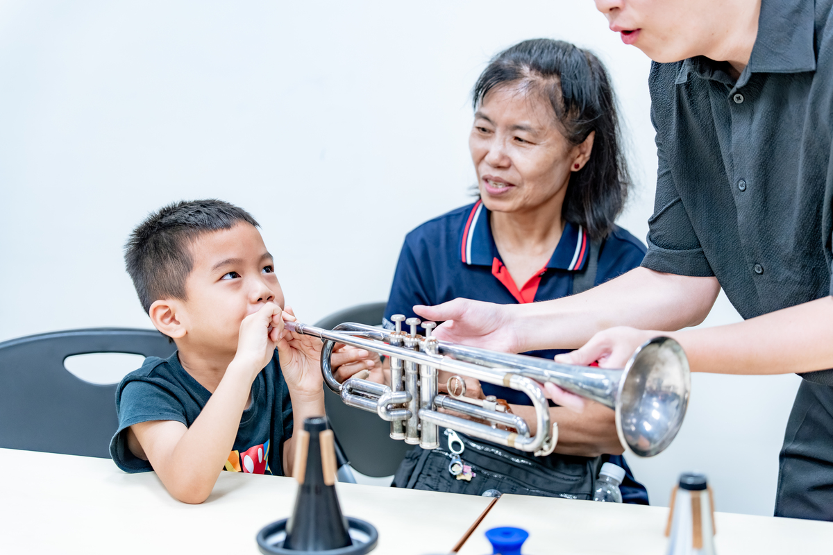 高雄市管樂團帶領親子進行「手作樂器」體驗，透過體驗樂器與實作，共同感受音樂教育的樂趣。(另開新視窗/jpg檔)圖片