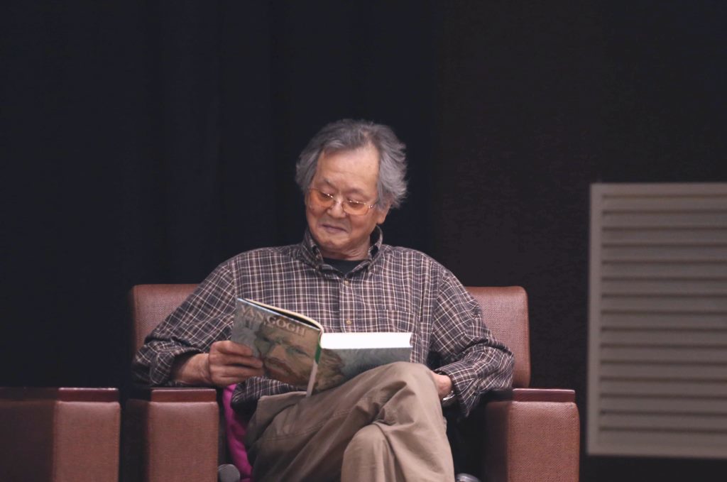 黃春明即刻翻閱《梵谷傳》(另開新視窗/jpg檔)圖片