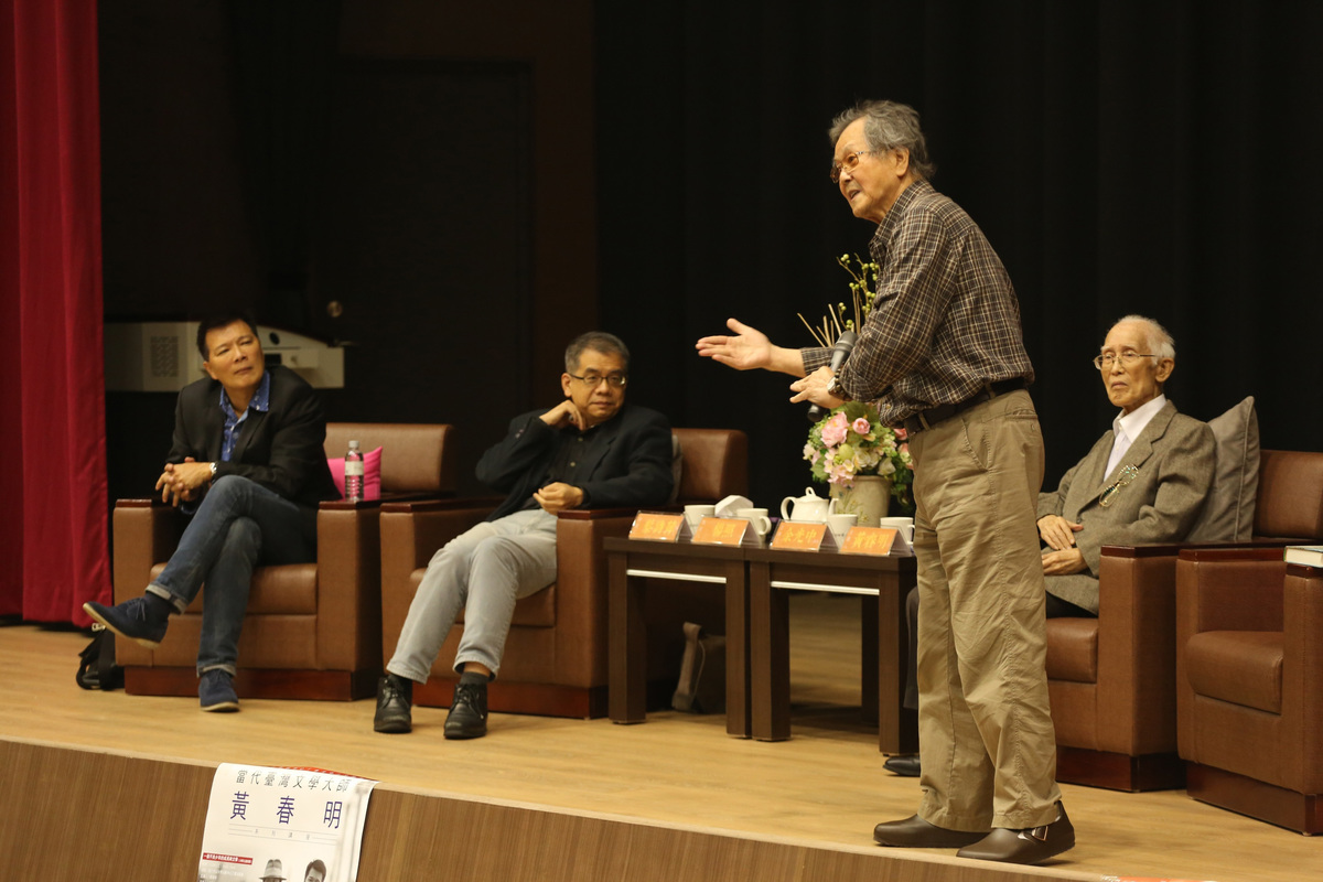 黃春明肢體動作豐富，解說風箏製作過程(另開新視窗/jpg檔)圖片