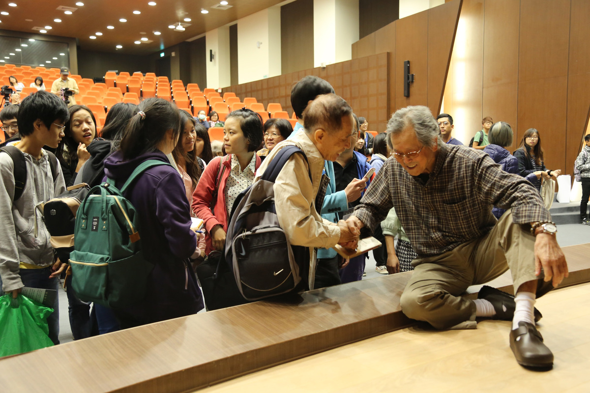 黃春明席地而坐，自然親切與書迷互動(另開新視窗/jpg檔)圖片