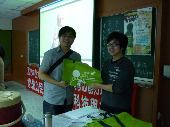 電機系系學會會長和活動贈送環保袋(另開新視窗/jpg檔)圖片