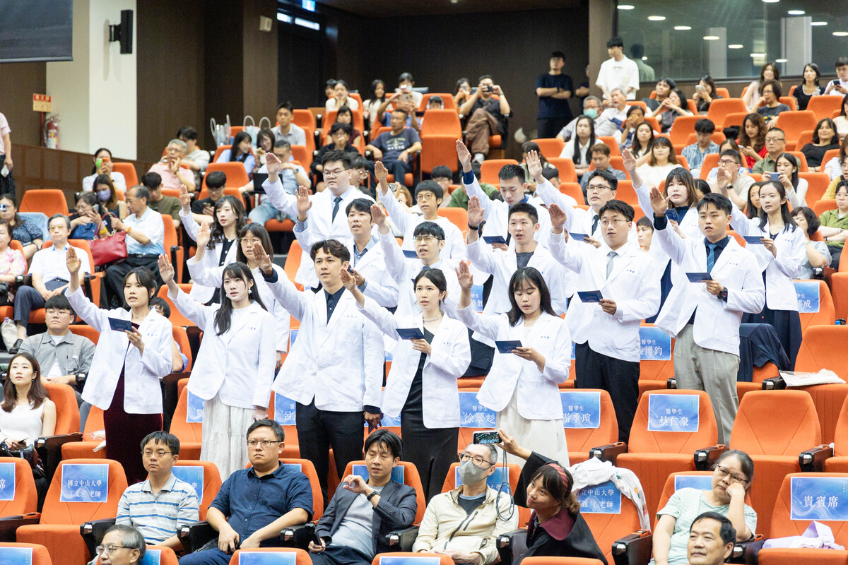 「中山醫脈，濟世柒賢」國立中山大學學士後醫學系117級授袍典禮(另開新視窗/jpg檔)圖片
