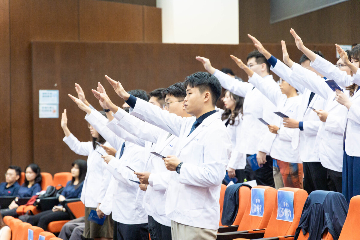 「中山醫脈，濟世柒賢」國立中山大學學士後醫學系117級授袍典禮(另開新視窗/jpg檔)圖片