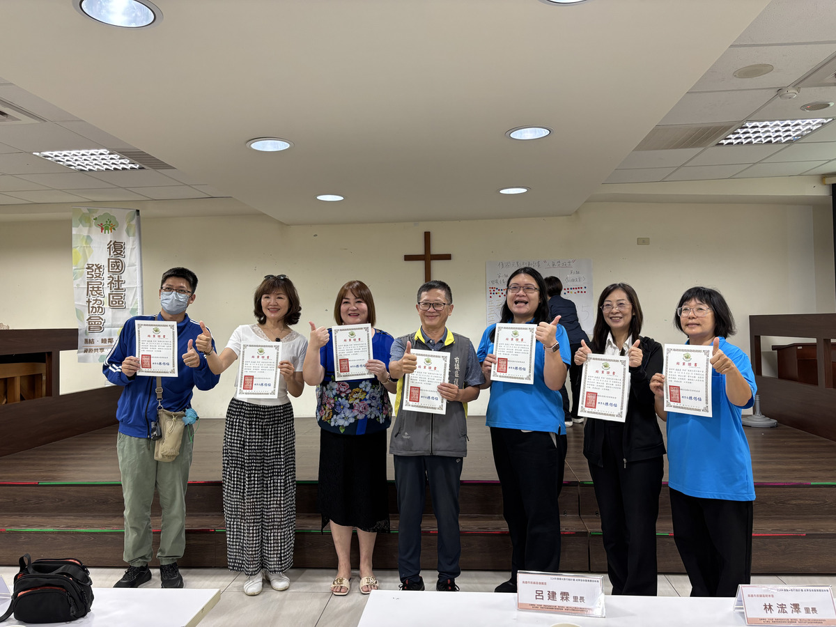 光影行動小隊成員獲頒結業證書(另開新視窗/jpg檔)圖片