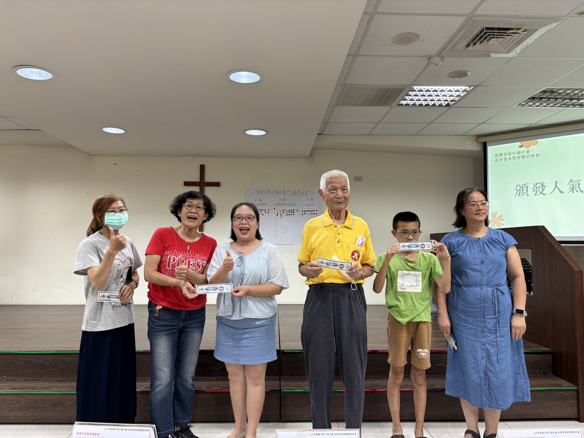 光華觀光夜市發展促進會理事長陳涵卉頒發夜市美食金(另開新視窗/jpg檔)圖片