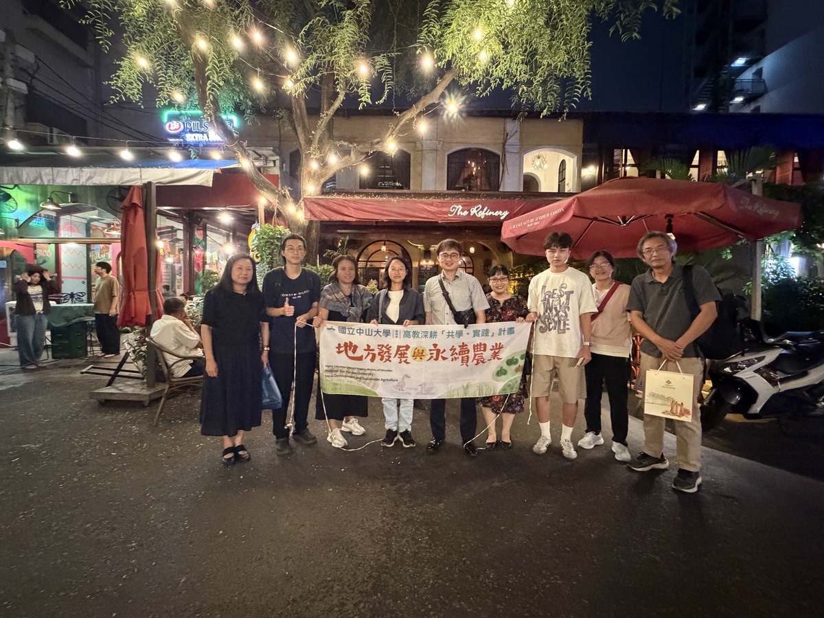 與駐胡志明辦事處林韋至參事（中）、國家社會人文大學教授武氏青簪（右四）交流(另開新視窗/jpg檔)圖片