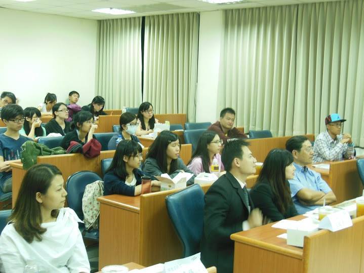 認真聽講的同學們(另開新視窗/jpg檔)圖片