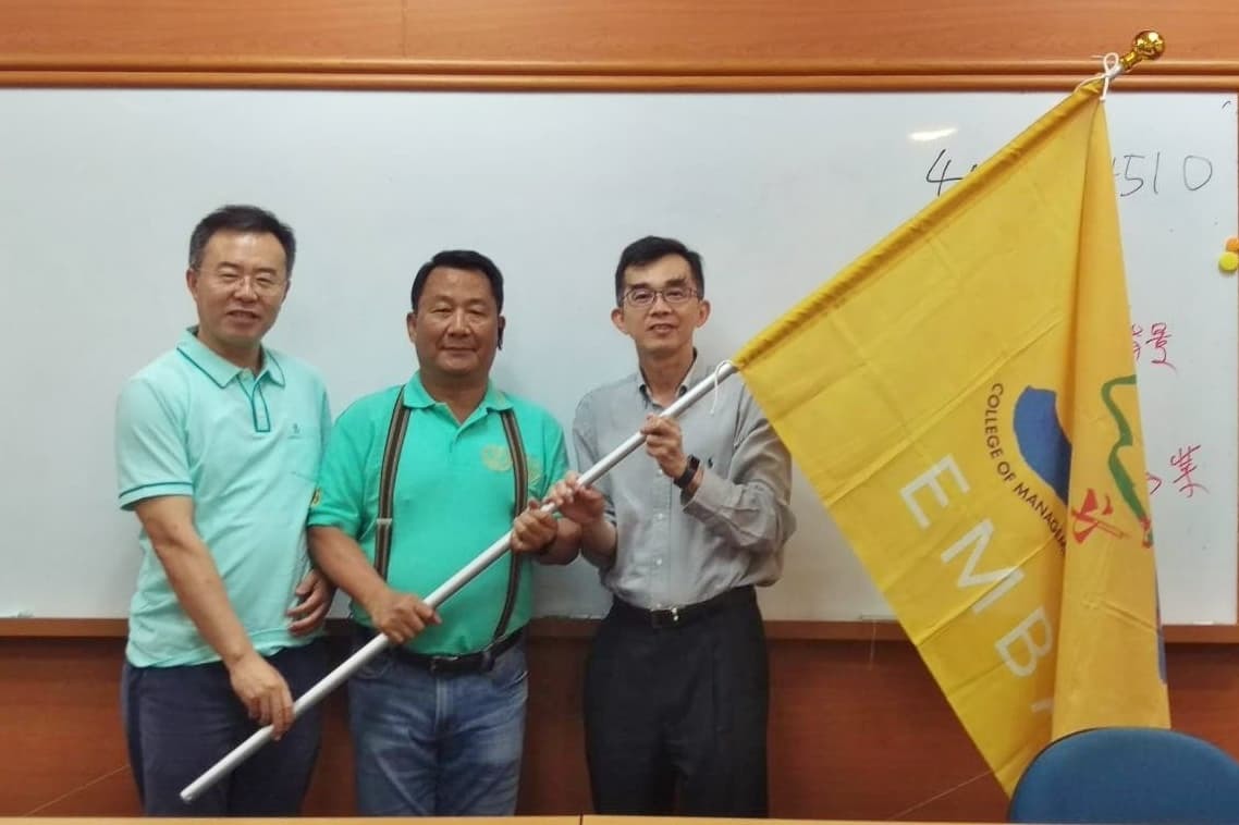 「兩岸同心圓」賽前演練，陳世哲院長(右一)授旗給中山同濟「兩岸同心圓」(另開新視窗/jpg檔)圖片