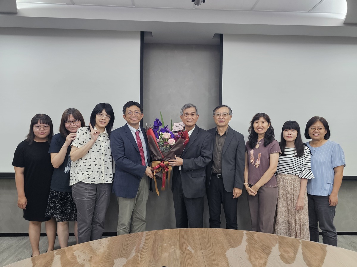 與秘書室合影(另開新視窗/jpg檔)圖片