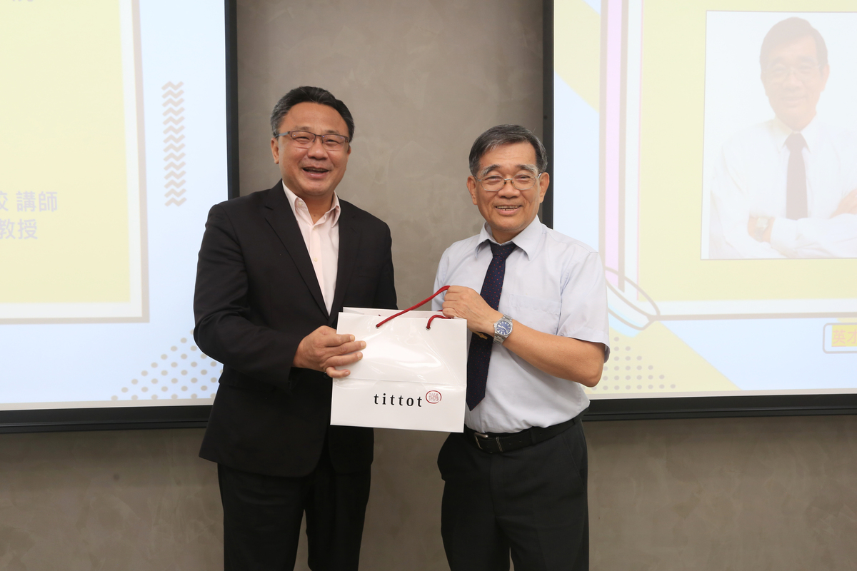 半導體學院黃義佑院長（左）致贈紀念品予陳英忠教授(另開新視窗/jpg檔)圖片