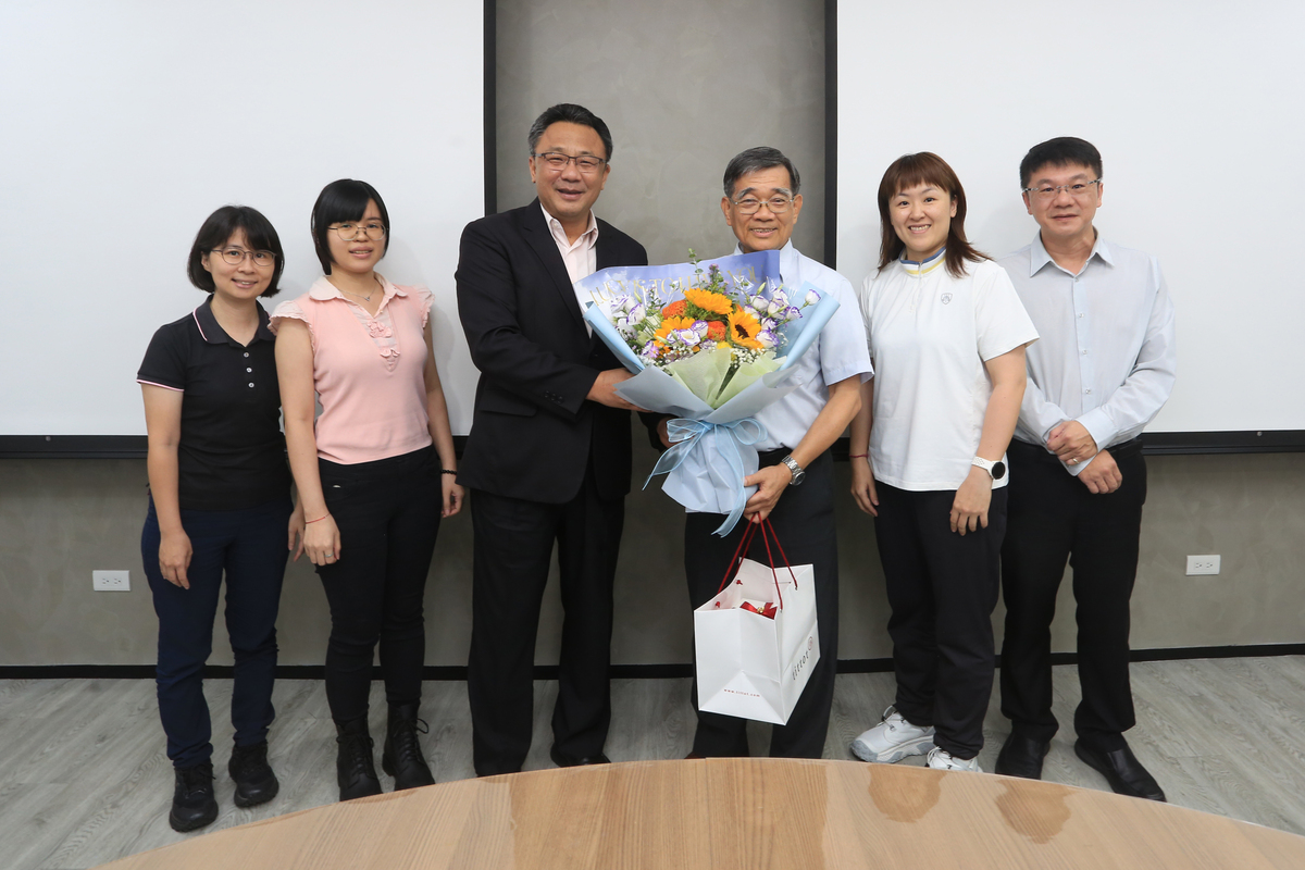 與半導體學院合影(另開新視窗/jpg檔)圖片