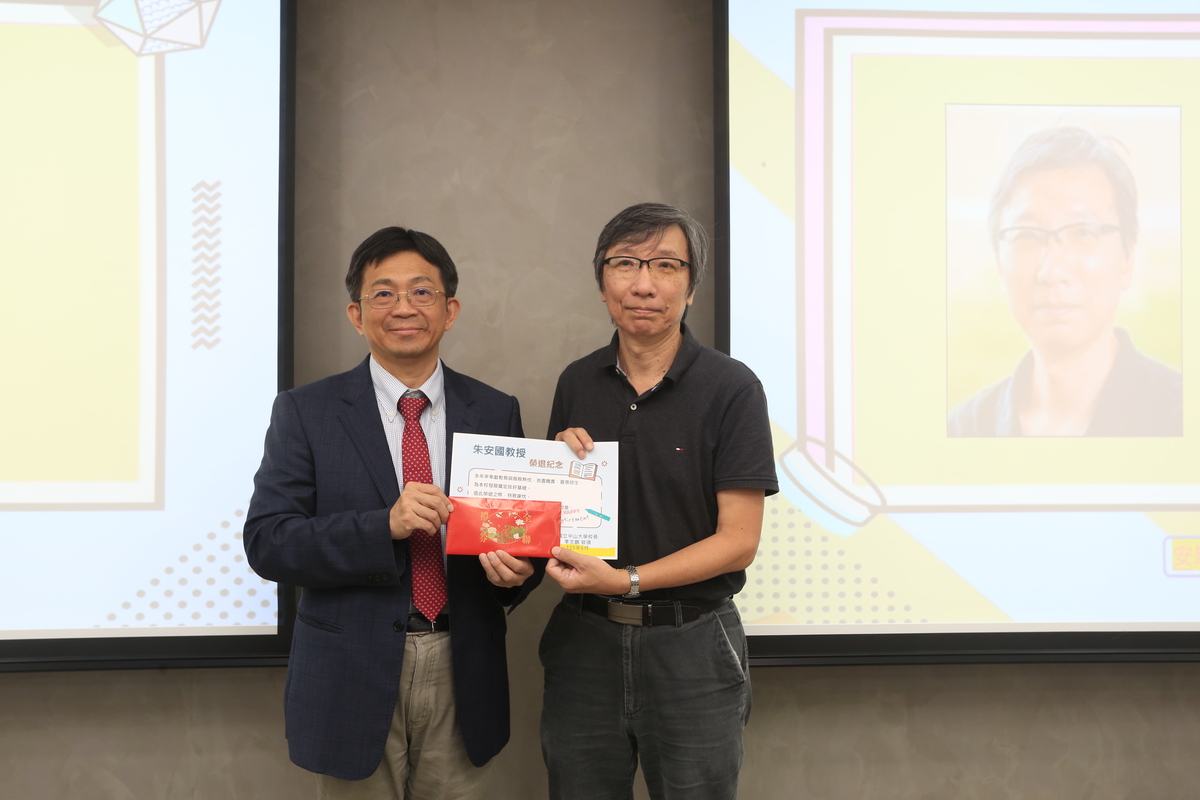光電工程學系朱安國教授（右）於中山大學服務年資34年(另開新視窗/jpg檔)圖片