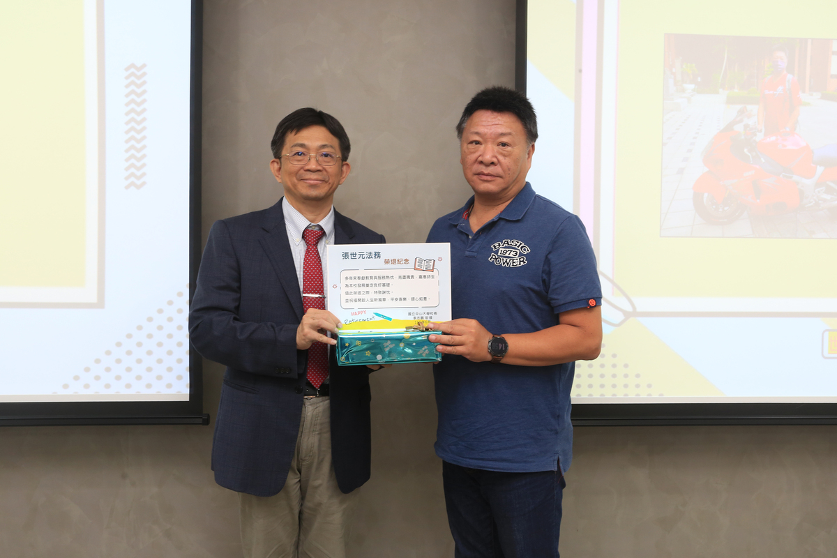 秘書室張士元法務（右）於中山大學服務年資34年(另開新視窗/jpg檔)圖片