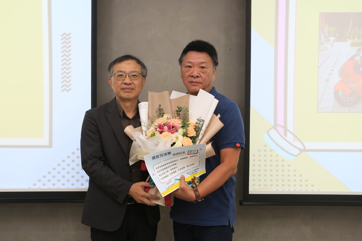 李慶男主任秘書獻花(另開新視窗/jpg檔)圖片