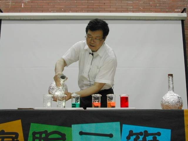 「看似神奇，卻是化學」的科學實驗，余岳川教授要讓更多師生受惠。(另開新視窗/jpg檔)圖片